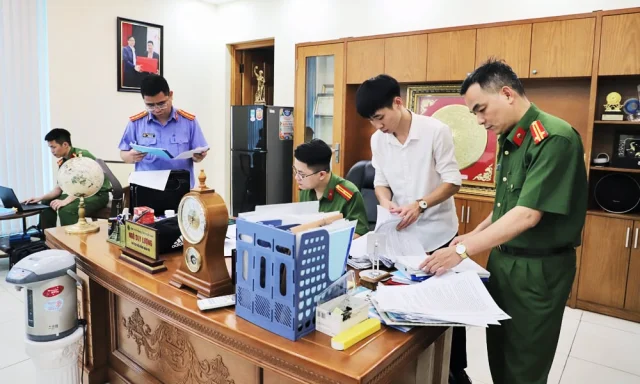 Cơ quan Cảnh s&aacute;t điều tra C&ocirc;ng an tỉnh Bắc Giang kh&aacute;m x&eacute;t tại ph&ograve;ng l&agrave;m việc của bị can Ng&ocirc; Duy Lượng.