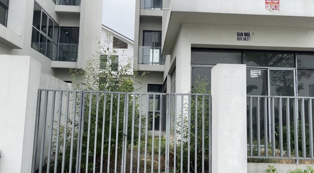 Shophouse bỏ kh&ocirc;ng, cỏ mọc um t&ugrave;m, hạ tầng xuống cấp.&nbsp;