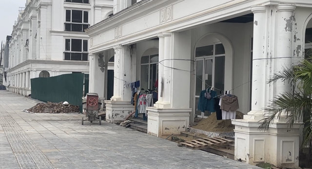 Shophouse xa hoa nay trở th&agrave;nh chỗ ở tạm cho c&ocirc;ng nh&acirc;n x&acirc;y dựng.&nbsp;
