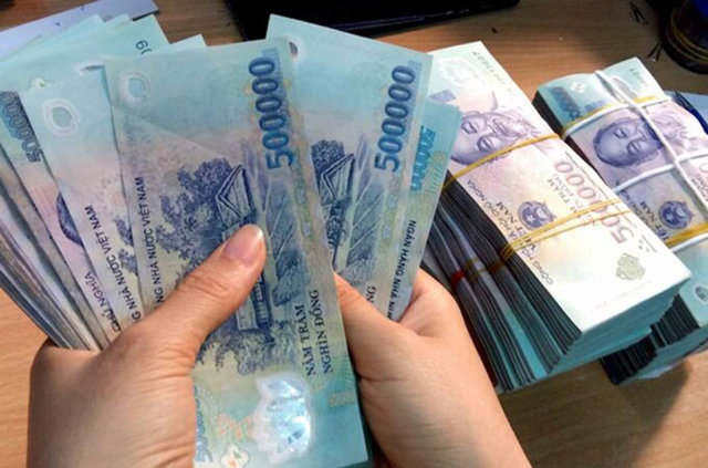 Nhiều chuy&ecirc;n gia cho biết, chi trả cổ tức bằng tiền mặt hay cổ phiếu c&ograve;n t&ugrave;y v&agrave;o chiến lược của từng ng&acirc;n h&agrave;ng.