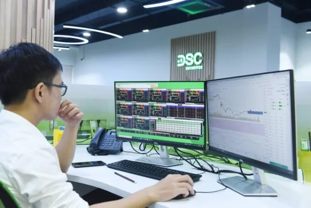 D&ograve;ng tiền hụt hơi, VN-Index quay đầu giảm 2,5 điểm.