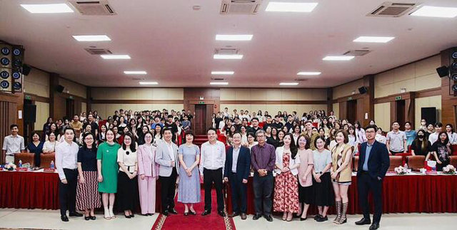 Tập thể kh&aacute;ch mời, diễn giả, c&aacute;n bộ giảng vi&ecirc;n chụp h&igrave;nh c&ugrave;ng c&aacute;c học vi&ecirc;n, sinh vi&ecirc;n c&oacute; mặt tại sự kiện.