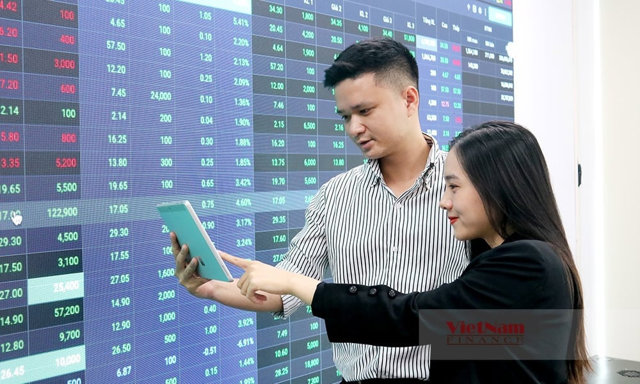 Thị trường 'nín thở' chờ kết quả đàm phán, VN-Index rung lắc quanh vùng 1.270 điểm - Ảnh 1