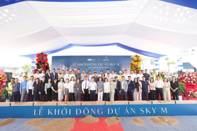 Đại diện BIM Land c&ugrave;ng c&aacute;c đối t&aacute;c chụp ảnh lưu niệm tại sự kiện khởi động dự &aacute;n SkyM.
