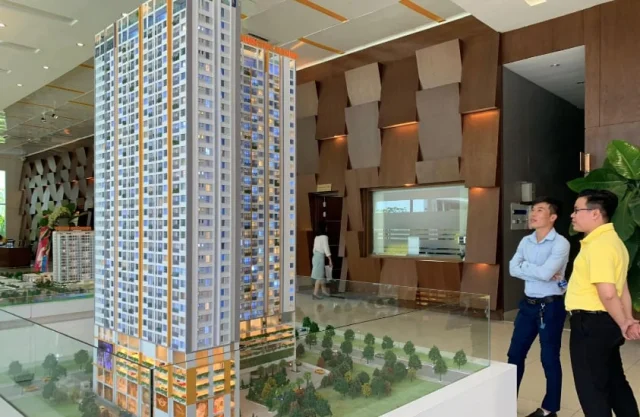 Bộ T&agrave;i ch&iacute;nh đang xem x&eacute;t bổ sung phương &aacute;n t&iacute;nh thuế 20% tr&ecirc;n l&atilde;i b&aacute;n bất động sản, b&ecirc;n cạnh phương &aacute;n 2% tr&ecirc;n gi&aacute; bất động sản chuyển nhượng hiện nay.