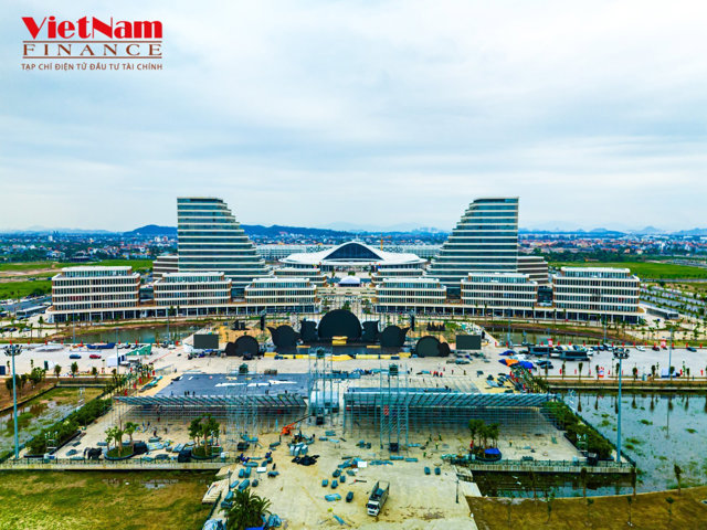 Dự &aacute;n đầu tư x&acirc;y dựng c&ocirc;ng tr&igrave;nh Trung t&acirc;m Ch&iacute;nh trị - H&agrave;nh ch&iacute;nh th&agrave;nh phố, hệ thống giao th&ocirc;ng v&agrave; hệ thống hạ tầng kỹ thuật đồng bộ tại Khu đ&ocirc; thị Bắc s&ocirc;ng Cấm c&oacute; quy m&ocirc; gồm: x&acirc;y dựng 14 khối nh&agrave;, thiết kế đối xứng theo hai trục Bắc - Nam v&agrave; Đ&ocirc;ng - T&acirc;y, diện t&iacute;ch x&acirc;y dựng c&ocirc;ng tr&igrave;nh hơn 29.000 m2, tổng diện t&iacute;ch s&agrave;n x&acirc;y dựng khoảng 89.500 m2. Dự &aacute;n Trung t&acirc;m Ch&iacute;nh trị - h&agrave;nh ch&iacute;nh Hải Ph&ograve;ng được khởi c&ocirc;ng từ th&aacute;ng 1/2023.