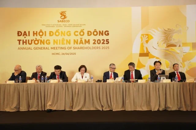 Năm 2025, Sabeco đặt kế hoạch 31.641 tỷ đồng doanh thu thuần, giảm 1% so với năm trước v&agrave; 4.835 tỷ đồng lợi nhuận sau thuế (bao gồm lợi nhuận thuộc về lợi &iacute;ch của cổ đ&ocirc;ng thiểu số), tăng 8%.