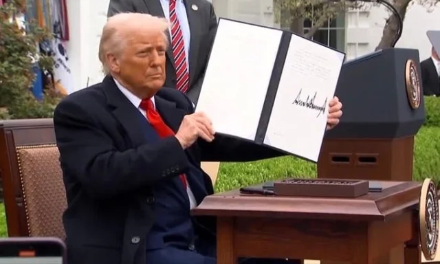 &Ocirc;ng Trump ngừng đ&agrave;m ph&aacute;n thuế quan, gửi thư &aacute;p mức thuế mới với 150 nước.