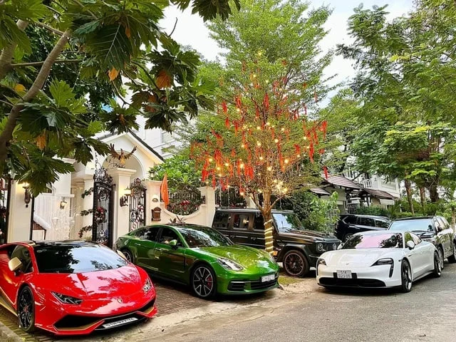 Bức ảnh si&ecirc;u xe đậu đầy vỉa h&egrave; nh&agrave; Đo&agrave;n Di Băng.