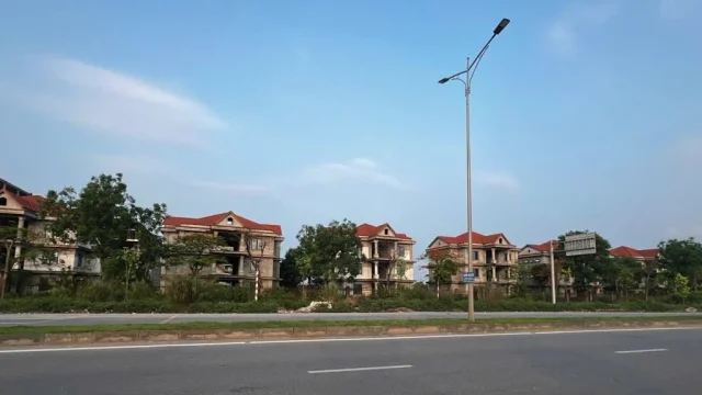 Theo khảo s&aacute;t thực tế, gi&aacute; một l&ocirc; đất nền c&oacute; diện t&iacute;ch từ 100m2 đến 120m2 tại th&agrave;nh phố Hoa Lư, tỉnh Ninh B&igrave;nh hiện dao động từ 3,6 đến 4,5 tỷ đồng/l&ocirc;, t&ugrave;y thuộc v&agrave;o vị tr&iacute;.