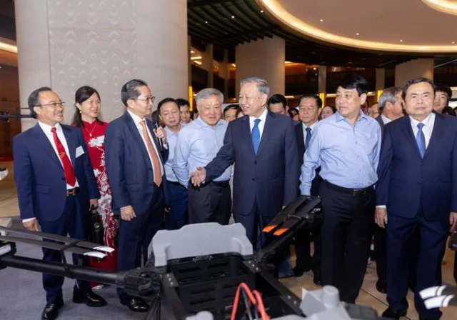 Tổng B&iacute; thư T&ocirc; L&acirc;m đến thăm gian h&agrave;ng của CT Group.