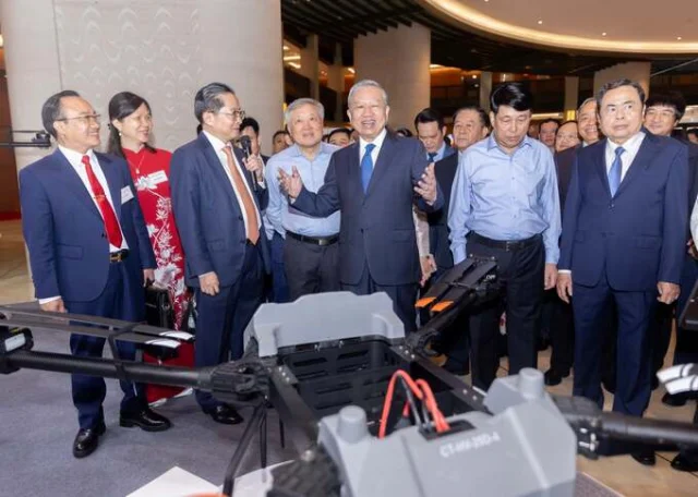 Việc Tổng B&iacute; thư T&ocirc; L&acirc;m d&agrave;nh thời gian đến thăm gian h&agrave;ng của CT Group kh&ocirc;ng chỉ thể hiện sự quan t&acirc;m của l&atilde;nh đạo cấp cao, m&agrave; c&ograve;n khẳng định vai tr&ograve; ng&agrave;y c&agrave;ng r&otilde; n&eacute;t của khu vực tư nh&acirc;n trong hệ sinh th&aacute;i đổi mới quốc gia.