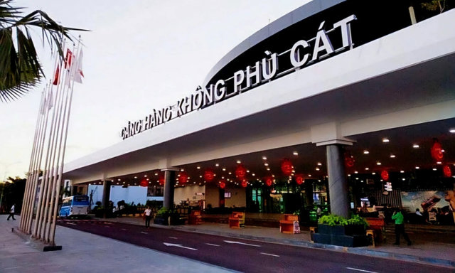 S&acirc;n bay Ph&ugrave; C&aacute;t.