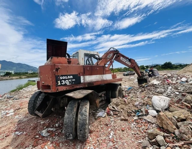 Một vụ đổ chất thải kh&ocirc;ng đ&uacute;ng quy định, g&acirc;y &ocirc; nhiễm m&ocirc;i trường bị C&ocirc;ng an Đ&agrave; Nẵng khởi tố v&agrave;o th&aacute;ng 10/2024. (Ảnh: CAĐN)