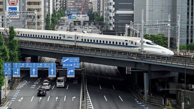 Hệ thống Shinkansen Nhật Bản sử dụng c&ocirc;ng nghệ t&agrave;u b&aacute;nh th&eacute;p chạy tr&ecirc;n ray.