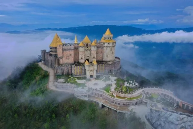 L&acirc;u đ&agrave;i Mặt trăng tại Khu du lịch Sun World Ba Na Hills