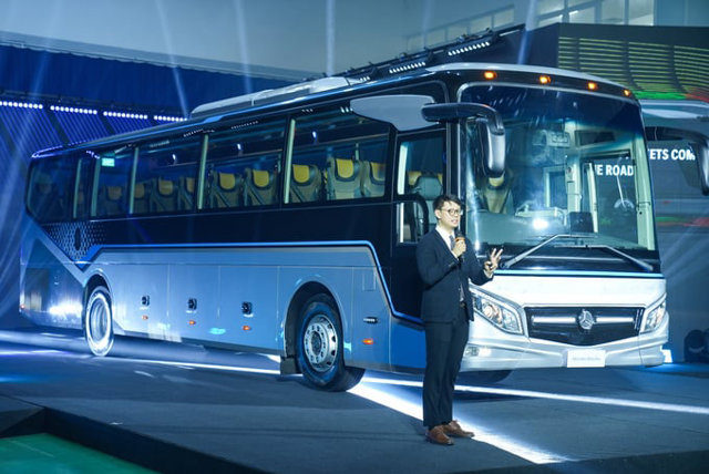 Đại diện DAIMLER Th&aacute;i Lan giới thiệu mẫu xe bus Mercedes-Benz RS 1936
