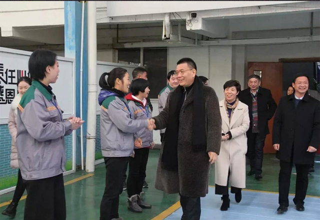 Tỷ ph&uacute; Bian Ximing trong chuyến thăm một trong những nh&agrave; m&aacute;y của Zhongcai ở tỉnh Chiết Giang năm 2018.