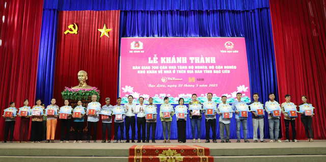 &Ocirc;ng Mai Xu&acirc;n Sơn, Tổng Gi&aacute;m đốc Tập đo&agrave;n T&amp;T Group (thứ 10 từ tr&aacute;i sang) v&agrave; l&atilde;nh đạo tỉnh Bạc Li&ecirc;u trao bảng tượng trưng căn nh&agrave; v&agrave; qu&agrave; tặng c&aacute;c hộ gia đ&igrave;nh kh&oacute; khăn về nh&agrave; ở.