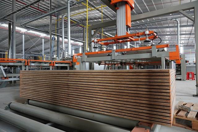 H&ograve;a Ph&aacute;t đầu tư d&acirc;y chuyền sản xuất v&aacute;n hiện đại nhất