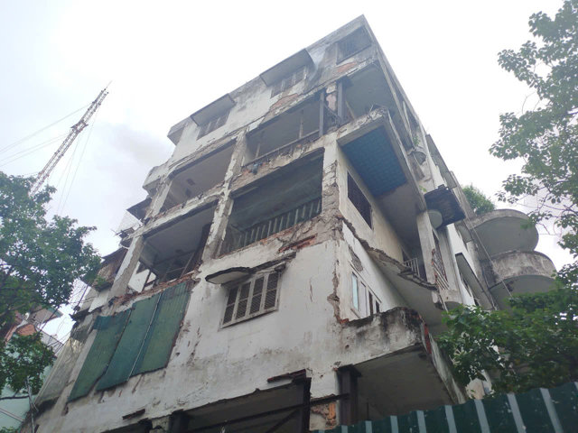 Thâm nhập chung cư xuống cấp nghiêm trọng, suốt 14 năm chờ được xây lại - Ảnh 2
