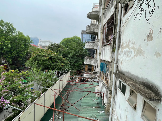 Thâm nhập chung cư xuống cấp nghiêm trọng, suốt 14 năm chờ được xây lại - Ảnh 7