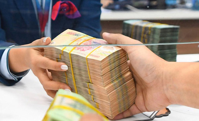 Lãi suất tiết kiệm thấp, vì sao tiền gửi vào ngân hàng tăng kỷ lục? - Ảnh 2