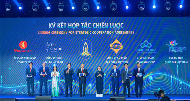 L&atilde;nh đạo tỉnh B&agrave; Rịa - Vũng T&agrave;u v&agrave; đại diện Sun Group, Vin Group, Tập đo&agrave;n CMC, C&ocirc;ng ty TNHH Dự &aacute;n Hồ Tr&agrave;m, Cục Du lịch quốc gia thực hiện nghi thức k&yacute; kết.