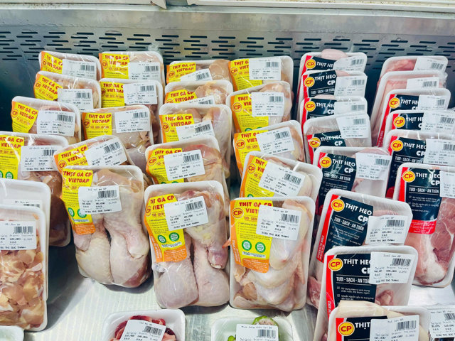 C&aacute;c quầy sản phẩm C.P kh&ocirc;ng c&ograve;n đắt h&agrave;ng như thường ng&agrave;y.