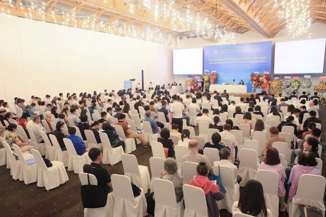 Đại hội năm nay của Ho&agrave;ng Qu&acirc;n thu h&uacute;t 1.911 cổ đ&ocirc;ng tham dự, tỷ lệ 52,6% v&igrave; c&ocirc;ng ty c&oacute; bữa trưa chuẩn 5 sao.
