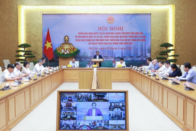 Thủ tướng Phạm Minh Ch&iacute;nh chủ tr&igrave; Hội nghị triển khai Nghị quyết 201/2025/QH15 của Quốc hội về th&iacute; điểm một số cơ chế ch&iacute;nh s&aacute;ch đặc th&ugrave; ph&aacute;t triển cho nh&agrave; ở x&atilde; hội.
