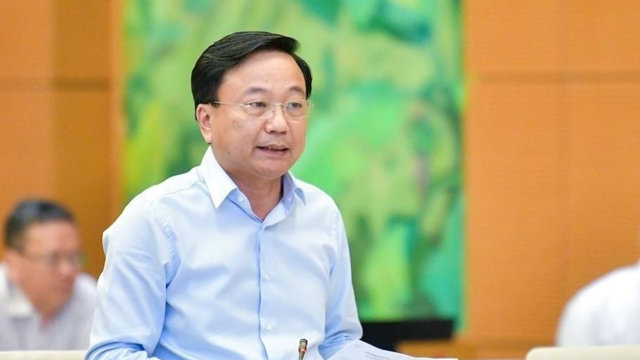 Thứ trưởng Bộ X&acirc;y dựng Nguyễn Danh Huy th&ocirc;ng tin về lộ tr&igrave;nh bỏ giấy ph&eacute;p x&acirc;y dựng.&nbsp;(Ảnh: Trung t&acirc;m b&aacute;o ch&iacute; Quốc hội)