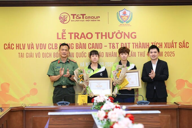 &Ocirc;ng Đỗ Vinh Quang, Ph&oacute; Chủ tịch HĐQT Tập đo&agrave;n T&amp;T Group v&agrave; Đại t&aacute; Nguyễn Xu&acirc;n Hải, Gi&aacute;m đốc Trung t&acirc;m Huấn luyện v&agrave; Thi đấu Thể thao CAND trao thưởng cho VĐV Ho&agrave;ng Tr&agrave; My v&agrave; Trần Mai Ngọc &nbsp;