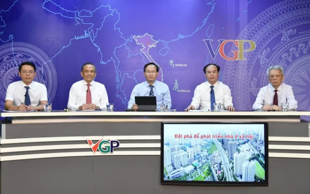 C&aacute;c vị kh&aacute;ch mời tham gia Tọa đ&agrave;m (từ phải sang tr&aacute;i): TS. Nguyễn Sĩ Dũng, nguy&ecirc;n Ph&oacute; Chủ nhiệm Văn ph&ograve;ng Quốc hội, điều phối chương tr&igrave;nh Tọa đ&agrave;m; Thứ trưởng Bộ X&acirc;y dựng Nguyễn Văn Sinh; Ph&oacute; Chủ tịch UBND tỉnh Bắc Giang Phạm Văn Thịnh; &ocirc;ng L&ecirc; Ho&agrave;ng Ch&acirc;u, Chủ tịch Hiệp hội Bất động sản TPHCM; &ocirc;ng Phạm Tiến Dũng &ndash; Chủ tịch HĐQT C&ocirc;ng ty Cổ phần C&aacute;t Tường - Ảnh: VGP/Dương Tuấn