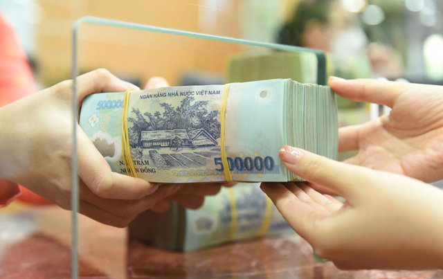 Chịu nhiều sức ép, lãi suất tiết kiệm khó giữ ở mức thấp - Ảnh 1