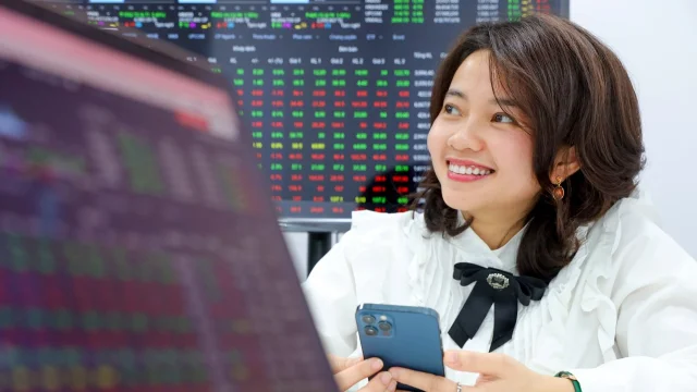 HoSE: "Cổ đất" được "săn đ&oacute;n", DXS vượt đỉnh một năm