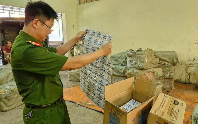 Lực lượng C&ocirc;ng an kiểm tra số h&agrave;ng giả, h&agrave;ng nh&aacute;i, k&eacute;m chất lượng vừa thu giữ