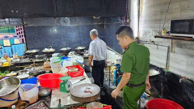 Kiểm tra c&aacute;c cơ sở kinh doanh tr&ecirc;n đường Chương Dương