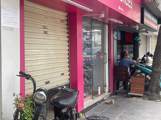 Cửa h&agrave;ng chỉ mở b&aacute;n một b&ecirc;n.