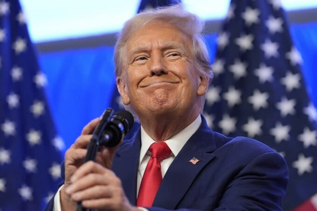Tổng thống Donald Trump lãi 600 triệu USD từ sân golf, tiền số - Ảnh 1