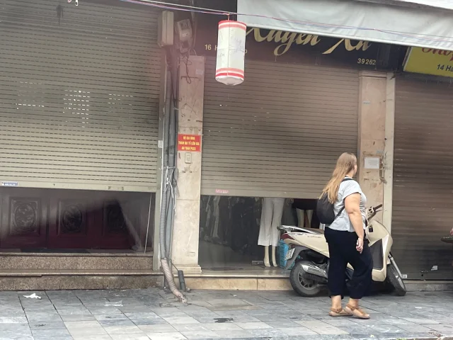 Kh&aacute;ch du lịch gặp kh&oacute; khi tiếp cận mua sắm.