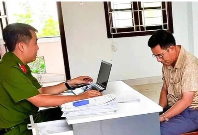 C&ocirc;ng an l&agrave;m việc với bị can Phạm Duy Hạnh (Ảnh: Nhật Linh).1 &nbsp;