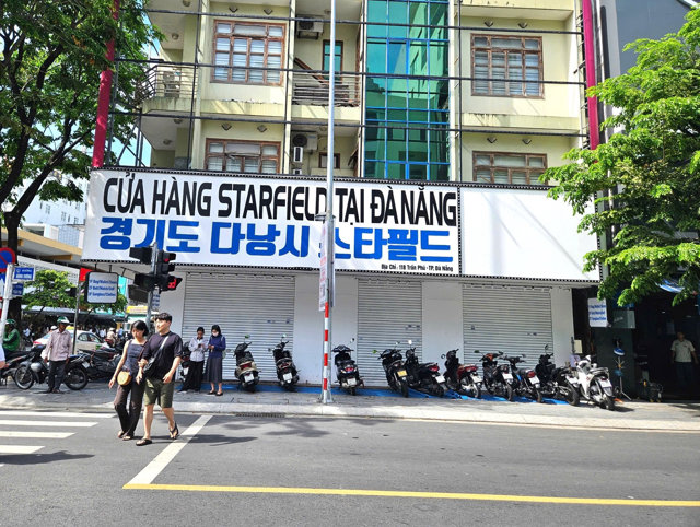 Nhiều cửa h&agrave;ng quanh khu vực chợ H&agrave;n đ&oacute;ng cửa nghỉ b&aacute;n.
