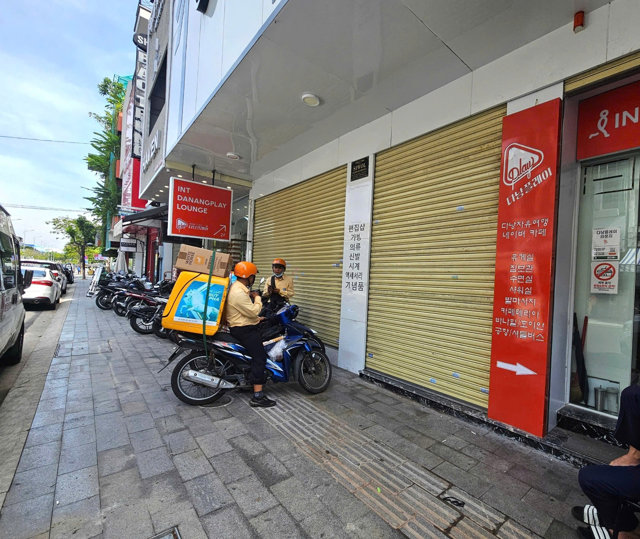 Nguy&ecirc;n nh&acirc;n c&aacute;c cửa h&agrave;ng đ&oacute;ng cửa được cho l&agrave; do lo sợ bị lực lượng chức năng kiểm tra, do thị trường ế ẩm...