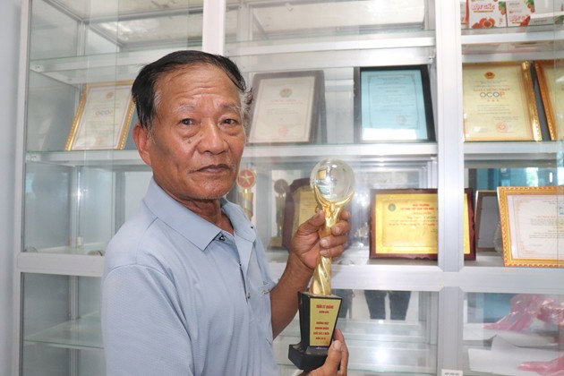 Người đàn ông làm giàu nhờ nghề trồng gấc - Ảnh 1
