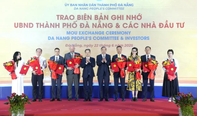 UBND TP. Đ&agrave; Nẵng trao Bi&ecirc;n bản ghi nhớ về đầu tư v&agrave;o Khu thương mại tự do Đ&agrave; Nẵng cho 8 nh&agrave; đầu tư chiến lược.&nbsp;