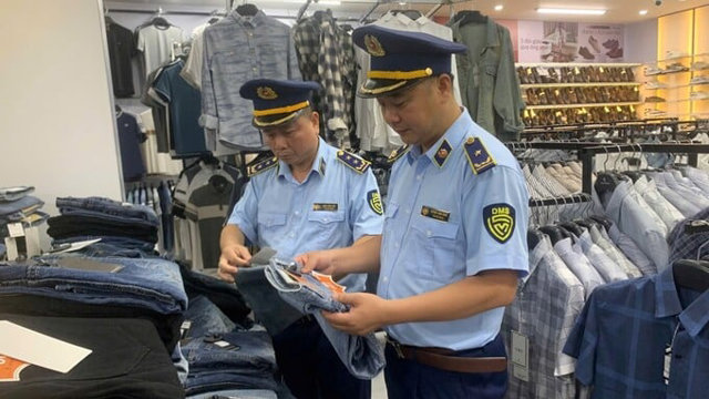Đội QLTT số 2 kiểm tra h&agrave;ng h&oacute;a (Ảnh: V&otilde; Bằng Thương, Đội QLTT số 2 Chi cục QLTT tỉnh H&agrave; Tĩnh).