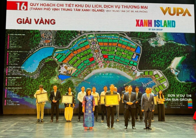 Đại diện Sun Group nhận Giải Vảng cho Quy hoạch chi tiết 1/500 Khu du lịch, dịch vụ thương mại Vịnh Trung t&acirc;m C&aacute;t B&agrave;