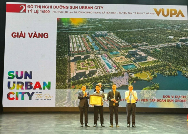 Đại diện Sun Group nhận Giải Vảng cho Đ&ocirc; thị nghỉ dưỡng Sun Urban City
