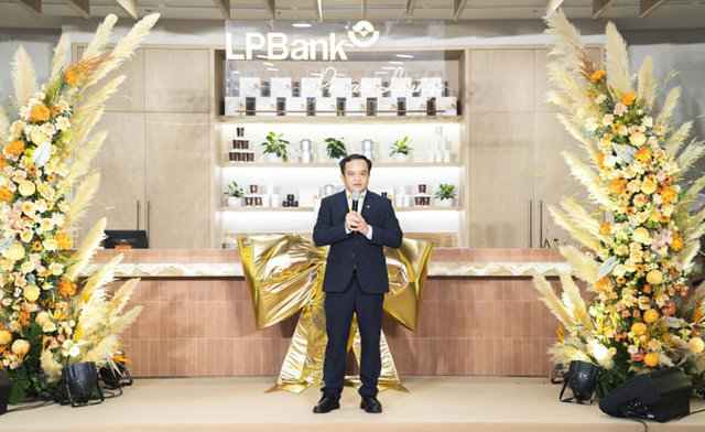 &Ocirc;ng Đặng C&ocirc;ng Ho&agrave;n - Ph&oacute; Tổng Gi&aacute;m đốc ki&ecirc;m Gi&aacute;m đốc Ng&acirc;n h&agrave;ng B&aacute;n lẻ LPBank ph&aacute;t biểu tại sự kiện